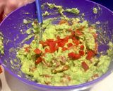 Foto del paso 3 de la receta: Salmón rosado con guacamole súper fácil
