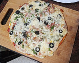 Foto del paso 5 de la receta: Pizza de espinacas, cebolla, bacon y aceitunas negras