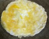 Foto langkah ke 1 dari resep Dadar Telur Cah Taoge Pedas Gurih.