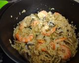 Foto del paso 6 de la receta: Arroz con almejas y langostinos al ajillo