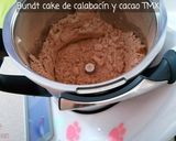 Foto del paso 2 de la receta: Bundt cake de calabacín y cacao TMX