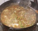 Foto langkah ke 4 dari resep Seblak ceker makroni.
