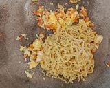 Foto langkah ke 3 dari resep Mie goreng telur.