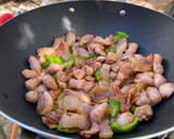Foto del paso 1 de la receta: Migas de harina con tocino, jamón bacon, salchichas, pimiento y ajo