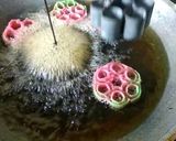 Foto langkah ke 5 dari resep Kembang Goyang/Seroja Warna.