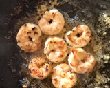 Foto del paso 2 de la receta: Pasta con langostinos 🍤 al ajillo 🧄