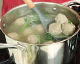 Foto langkah ke 9 dari resep Bakso Daging Sapi Devina Hermawan.