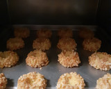 Foto langkah ke 5 dari resep Peanut Choco Thumbprint Cookies.