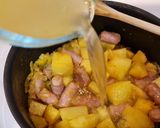 Foto del paso 3 de la receta Patatas guisadas con salchichas frescas al curry