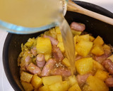 Foto del paso 3 de la receta: Patatas guisadas con salchichas frescas al curry
