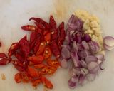 Foto langkah ke 2 dari resep Telor ceplok cabe istimewa.