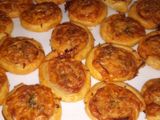 Rollitos de hojaldre con chorizo y queso gouda