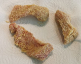 Foto del paso 2 de la receta: Chuletitas de conejo lechal empanadas