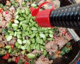 Foto langkah ke 4 dari resep Tumis Daging Pete Pedas.