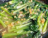 Foto langkah ke 3 dari resep Sawi pagoda rebus siram cah bawang putih.