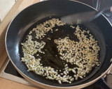 Foto del paso 5 de la receta: Espaguetis al vermú, coquinas y gambones