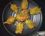 A picture of step 3 of Palak Pakoda Chaat.