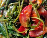 Foto langkah ke 2 dari resep Tumis Kangkung Saos Tiram.