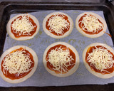 Foto del paso 5 de la receta: Minipizzas con masa de hojaldre 😋