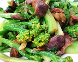 Hình bước làm 3 của món Bông Cải Xanh Xào Mề Gà