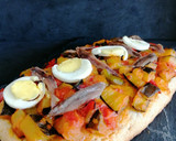 Foto del paso 12 de la receta: Coca de pisto, anchoas y huevo
