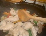 A picture of step 9 of Stir-fried chicken and cashew nuts.