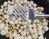 A picture of step 1 of Makhana Mixture/Namkeen.