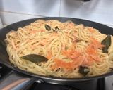 Foto del paso 6 de la receta Tallarines con salmón y cherrys en salsa de salvia con mantequilla