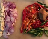 Foto langkah ke 2 dari resep Tumis Telur Dadar Cabe Hijau.