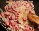 Foto del paso 2 de la receta: Revuelto de patatas fritas, salchichas, cebolla y huevo