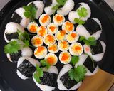 A picture of step 4 of Christmas Onigiri Rice Ball Wreath.