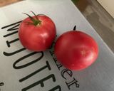 Une image de l'étape 3 de Salade de tomates roses et concombre à la crème, feta et persil.