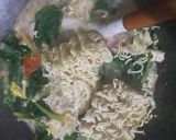 Foto langkah ke 3 dari resep Mie Kuah Sawi Tomat Pedas.