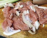 Hình bước làm 2 của món Thịt bê non nướng sả