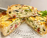Foto del paso 15 de la receta: Pastel salado de hojaldre con calabacín, requesón y salami
