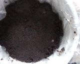 A picture of step 4 of No Bake Oreo Mango Cake.