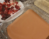 Foto del paso 4 de la receta: Postre de Vainillas con chocolate, crema y frutas