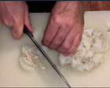 Foto del paso 1 de la receta: Tortilla de bacalao, pasas y piñones