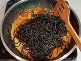 พาสต้าดำแกงเขียวหวานกุ้งห่อไข่