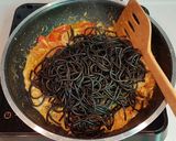รูปขั้นตอนการทำที่ 7 ของ พาสต้าดำแกงเขียวหวานกุ้งห่อไข่