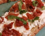 Une image de l'étape 6 de Tartine de ricotta et tomates séchées.