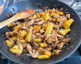 Une image de l'étape 13 de Poulet à l’ananas, oignon rouge, coriandre et cacahuètes.