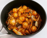 Foto del paso 12 de la receta: Guiso de albóndigas de caella, surtido de setas y alcachofas