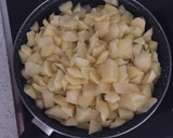Foto del paso 1 de la receta: Tortillica de patata rellena de jamón y queso al ajillo