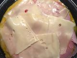 Tortillica de patata rellena de jamón y queso al ajillo