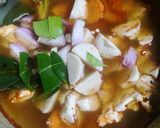 Gambar langkah 2 resipi Tomyam Poktek ala Thai.