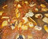 Foto del paso 5 de la receta: Arroz Maty, con alcachofas confitadas, ajos tiernos, gambas langostineras y sepia