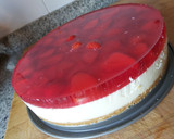 Foto del paso 5 de la receta: Tarta de queso con gelatina de fresa y fresas naturales sin horno
