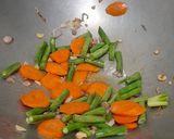 Foto langkah ke 3 dari resep 🍲 Bekel Sekolah 15 Menit. Capcay Kuah Sehat + Telur.