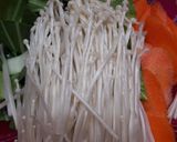 Foto langkah ke 1 dari resep Cha Enoki Wortel Pakcoy Kuah.